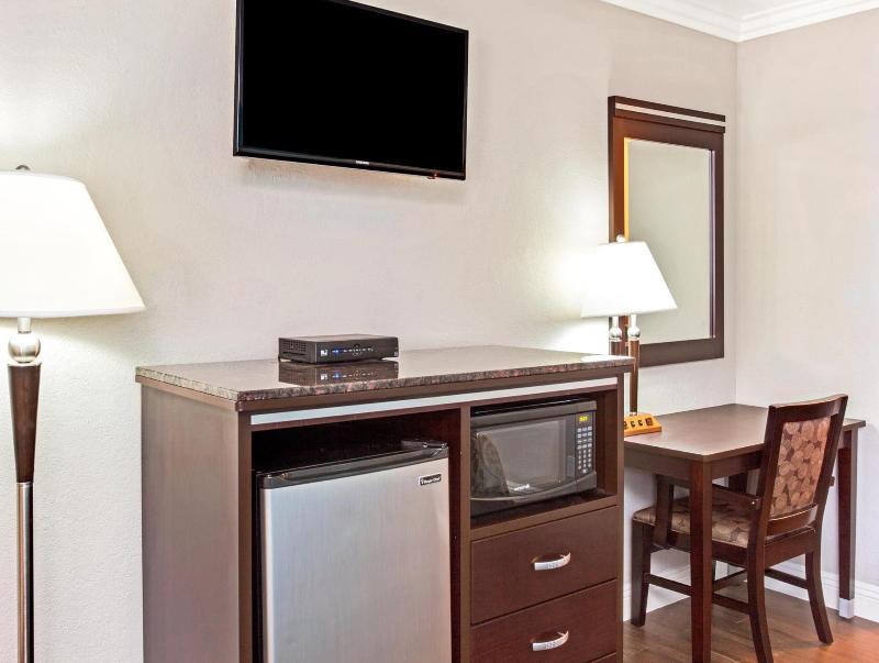 Hotel &