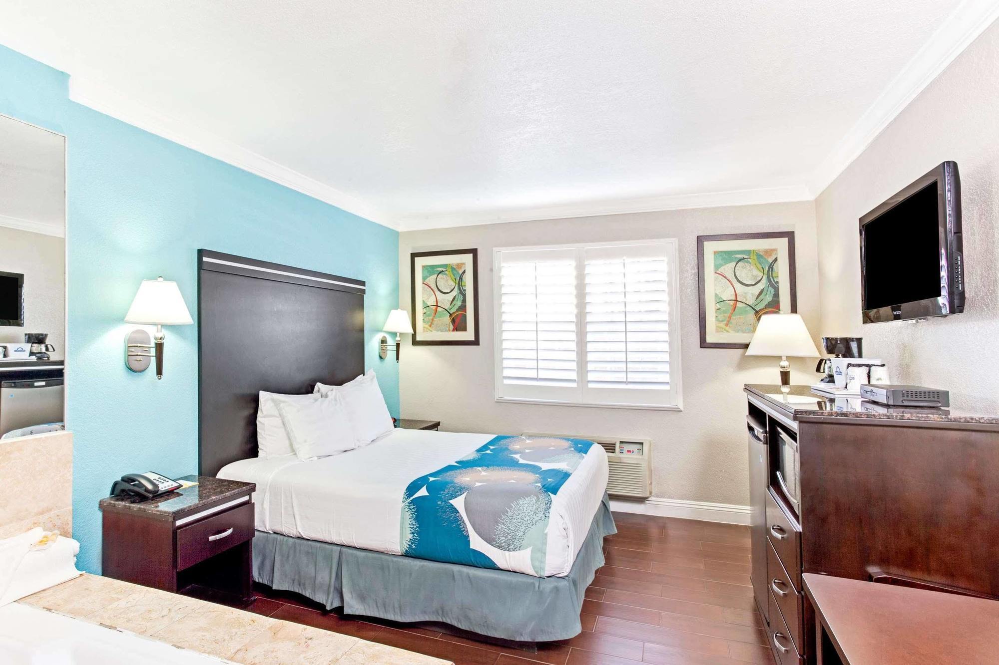 Hotel & Long Beach